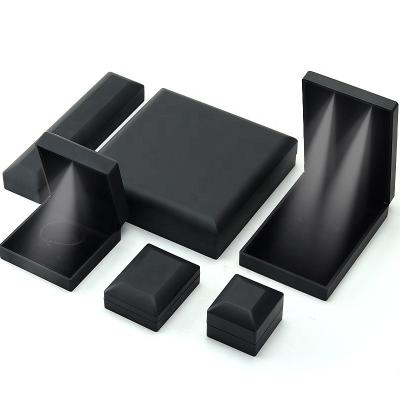 China manufacturing Wholesale high quality Led Jewellery box Packaging Necklace Bracelet Ring Jewelry Box Custom logo High End Black Plastic Led Jewelry Box with Light
